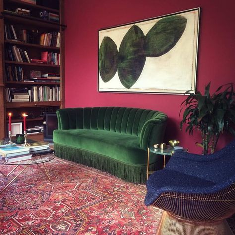 cherry red / emerald green / royal blue Red Blue Green Home Decor, Complimentary Color Scheme Interior, Blue Green Red Living Room, Green And Red Room Decor, Red Green Interior, Red And Green Interior Design, Emerald Green Couch Living Room Ideas, Green And Red Bedroom, Green And Red Living Room