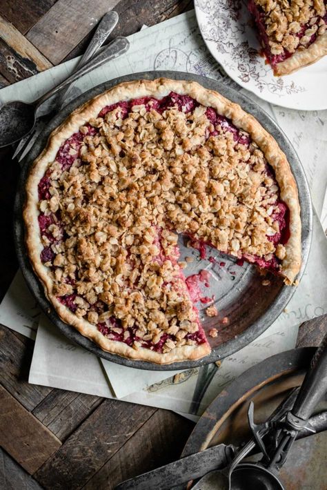 Raspberry Crumb Pie Recipe, Raspberry Cream Crumble Pie, Raspberry Pie With Crumb Topping, Fresh Raspberry Pie Recipe, Red Raspberry Pie Recipes, Homemade Raspberry Pie, Cherry Raspberry Pie, Homemade Raspberry Pie Filling, Easy Raspberry Pie