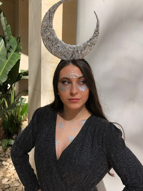 Artemis Makeup Goddesses, Planet Costume Women, Selene Goddess Of The Moon Costume, Moon Theme Wallpaper, Moon Makeup Halloween, Moon Theme Dress, Goddess Of The Moon Costume, Moon Costume Women, Planets Costume