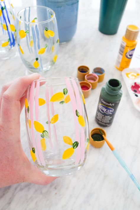 Painted Wine Glasses Lemons, Prosecco Glass Painting, Lemon Glass Painting, Diy Cup Painting, Wine Glass Painting Party, Champagne Glass Painting, Wine Glass Painting Ideas Easy Simple, Drawing On Cups, Glass Painting Easy