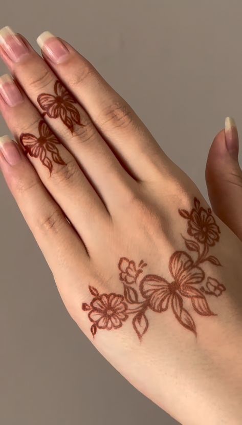 Mehandi Cute Designs, Simple Henna Designs Aesthetic, Simple Aesthetic Mehandi Design Hand, Aesthetic Mendhi Simple, Simple Mehndi Bel Design, Aesthetic Back Mehendi Designs, Cute Mehndi Designs Aesthetic, Simple Henna Aesthetic, Easy Palm Henna Designs