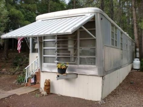 Eames in a Box: A 1959 Spartan Carousel trailer with a fantastic circular kitchen - Retro Renovation Circular Kitchen, Vintage Trailer Remodel, Spartan Trailer, Shasta Trailer, Vintage Camper Remodel, Trailer Interior, Mobile Home Living, Vintage Rv, Vintage Campers Trailers