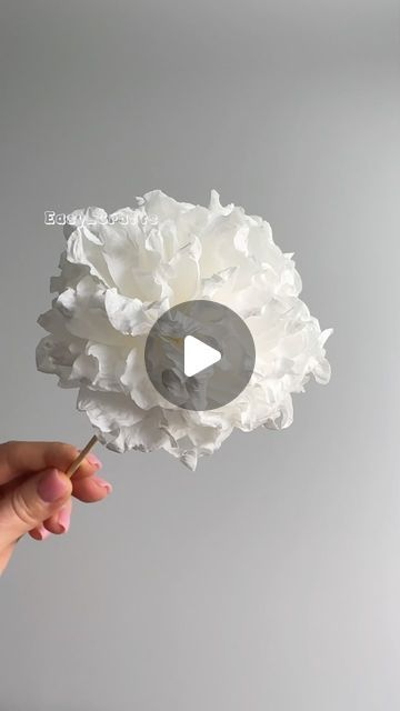 Crafting Videos Diy, What To Do With Paper Flowers, Diy Flower Easy, Folding Paper Flowers, Wrapping Paper Flowers Diy, Cute Diy Craft Ideas, Garden Recycling Ideas, Cute Diy Flowers, Paper Flower Craft Ideas