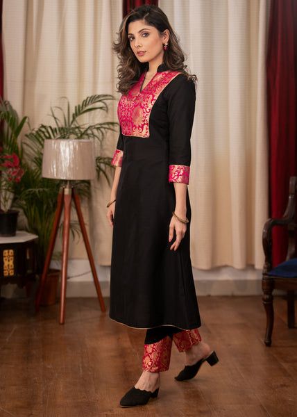 Black Silk Kurti Designs, Pattu Straight Kurti Designs, Black Cotton Kurti Design, Black Silk Kurta Women, Banarasi Salwar Suit Designs, Black Churidar Designs, Black Kurta Designs Women, Black Kurti Outfit, Silk Kurti Designs Latest