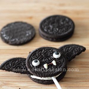 Oreo Cat Cookies, Halloween Simple Snacks, Easy Halloween Goodies, Hollween Treat Idea, Cute Halloween Party Snacks, Halloween Sweets Ideas Easy, Halloween For Kids Food, Halloween Crafts Kids Easy, Oreo Bats Halloween Treats