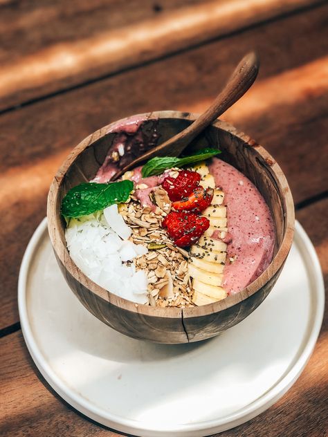 You can't go to Bali and not try these! Details on the top 11 smoothie bowls in Canggu, Bali ranked by Instagrammability, taste and price! These are some of the most Instagram-worthy restaurants in Bali and they taste even better than they look! PLUS - 3 that are totally overhyped and you shouldn't waste your time on! Bali Smoothie Bowls, Bali Food Photography, Bali Breakfast, Wellness Cafe, Blueberry Mango Smoothie, Unique Smoothies, Bali Restaurant, Dragon Fruit Smoothie, Bali Food