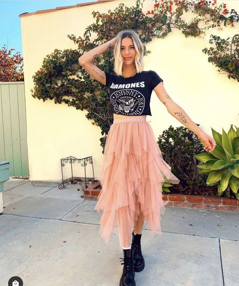 Tshirt And Tutu Outfit Women, 80s Tulle Skirt Outfit, Long Pink Tulle Skirt Outfit, Tulle Skirt Festival Outfit, Edgy Tulle Skirt Outfit, Tshirt And Tulle Skirt, Rock Princess Outfit, Tulle Skirt With Tshirt, Cream Tulle Skirt Outfit