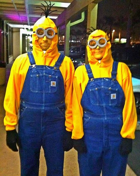 Halloween 2013, the hubby and I as Minions (from Despicable Me 1 & 2)...great adult duo costume!! Super comfy and an easy DIY project;) -2 yellow hoodies -2 pair of overalls (Carhart is the brand we're wearing). We had to purchase ours which, unfortunately, made this the most expensive part if the costume idea. But we won 2nd place! :D -2 pair black cotton gloves -1 large pot of yellow face make up -1 pkg black pipe cleaners -2 pcs of blk foam -1 pc grey felt -1 ok blk elastic strap Minions, Paired Halloween Costumes, Duo Costume Ideas Funny, Pair Costume Ideas, Halloween Costumes Pairs, Yellow Costume Ideas, Comiccon Costume Ideas, Yellow Halloween Costumes, Male Halloween Costumes Men