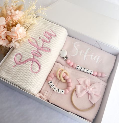 This Personalised Baby Gift Set comes with: 1x Tracksuit Jumper and 1x Tracksuit Pants Knit Blanket with embroidered Name Personalised Teether Personalised Dummy Chain Headband Medium Size Matt White Magnetic Closing Lid Gift Box, With Personalised Name On Lid Gift Box Dimensions: 340mm x 260mm x 90mm Our Personalised Baby Gift Set is a perfect present for a new parent or for your little loved ones. Our gift sets are beautifully and thoughtfully packed in a medium size matt white magnetic closin Gifts For A Newborn, Personalised Baby Blanket, Baby Personalized Gift Ideas, Newborn Personalized Gifts, Personal Baby Gifts, Baby Gift Packing Ideas, Baby Gift Box Ideas, Cricut Baby Gifts, Baby Shower Present Ideas