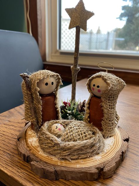 Pesebres Navidad Ideas, Nativity Scene Crafts, Christmas Sunday School, Diy Nativity, Homemade Christmas Decorations, Nativity Crafts, Christmas Nativity Scene, Christmas Wood Crafts, Holiday Crafts Christmas