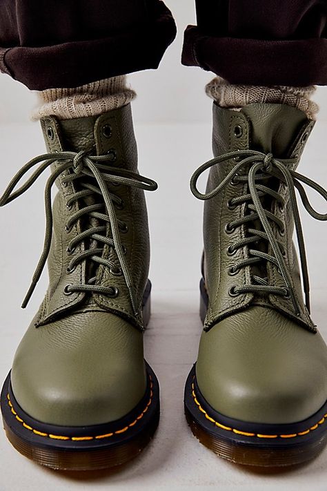 Haute Couture, Fall Women’s Shoes, Olive Boots Outfit, Green Dr Martens Outfit, Fall 2024 Shoes Trends Women, Womens Winter Boots Outfits, Green Doc Martens, Granola Style Outfits, Fall Boots Women