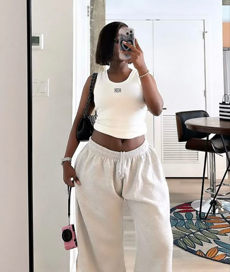 Baggy Sweatpants Outfit Baddie, December Fits, Grey Baggy Sweatpants, Baggy Sweatpants Outfit, Black Feminity, Cosy Outfits, Crop Top And Sweatpants, Fire Outfits, Chic Fits