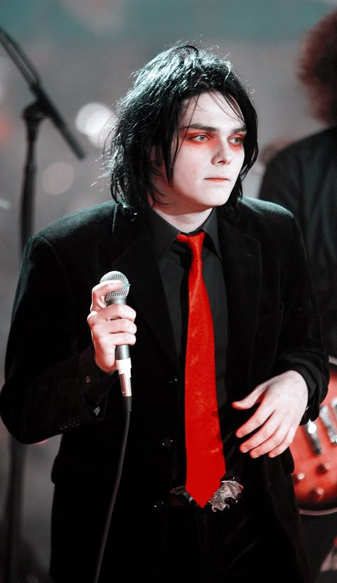 Gerard Way Red Tie, Black Suit Red Tie, My Chemical Romance Wallpaper, Ryan Ross, I Love Mcr, Black Parade, Frank Iero, Gerard Way, Emo Bands