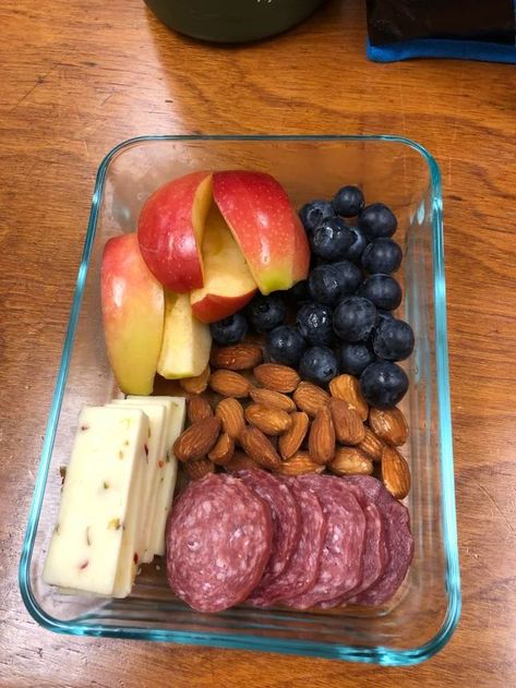 Adult Healthy Lunch Ideas, Lunch Ideas Non Sandwich, At Home Lunchables, Small Filling Meals, Healthy Lunch Ideas Low Calorie, Snack Box Ideas For Adults, Lunch Snacks For Adults, Simple Healthy Lunches, No Refrigeration Meals