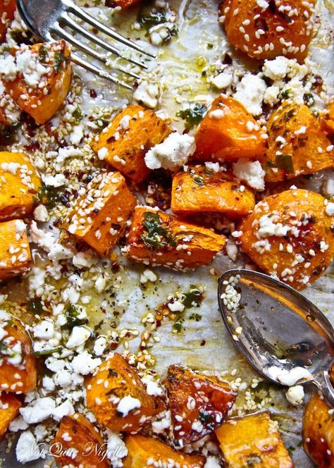 Roasted Pumpkin Feta And Honey, Feta Honey, Pumpkin And Feta, Feta Bake, Roasted Pumpkin Recipes, Roasted Pumpkin, Roast Pumpkin, God Mat, Veggie Dishes