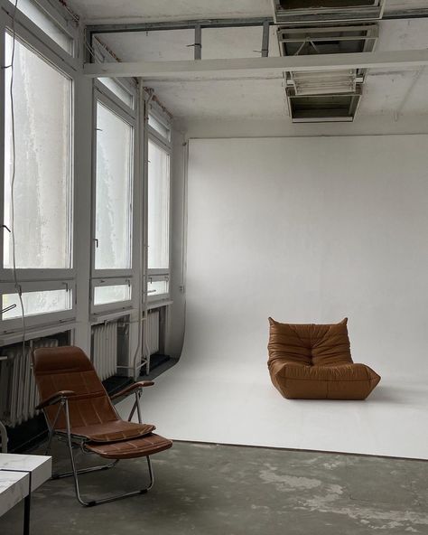 Photo Studio Interior, Photography Studio Decor, Design Studio Workspace, Home Studio Photography, Instagram Photoshoot, Studio Chairs, Studio Interior Design, Studio Interior, Studio Setup