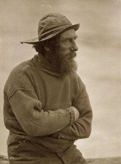 ⚓♡salt air⊰⛵   .Some men have died and some are alive  And others sail on the sea. Old Fisherman, Sea Captain, Septième Art, Photographic Artist, American Traditional, Documentary Photography, Interesting Faces, White Photo, Vintage Photographs