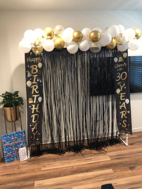 Simple Farewell Decoration, Farewell Stage Decoration Ideas, Farewell Decorations, Picture Booth, Black And Gold Party Decorations, Black And Gold Theme, Gold Graduation Party, School Board Decoration, Graduation Backdrop