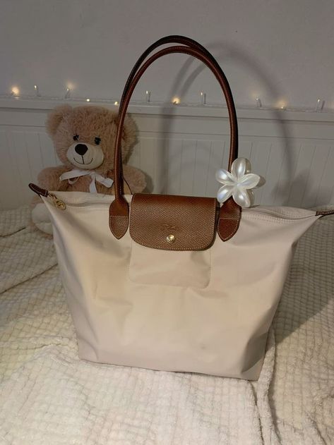 Longchamp Cream Bag, Bags For Summer 2024, White Longchamp Bag, Longchamp Le Pliage Beige, Longchamp Bag Beige, Longchamp School Bag, Purses For School, Long Champ Bag Outfit, Beige Longchamp