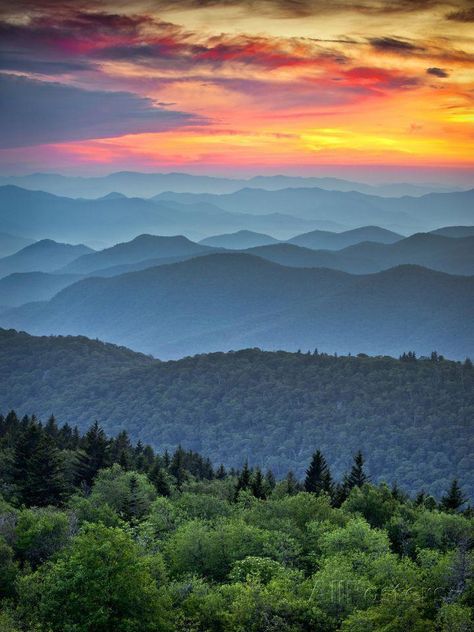 landscape photography tips #LandscapePhotographyTips Fall Scenic Photography, Scenic Photography Nature, Landscape Photography Tips, Scenic Photography, Appalachian Mountains, Blue Ridge Parkway, Smoky Mountain National Park, Photography Wallpaper, Blue Ridge Mountains