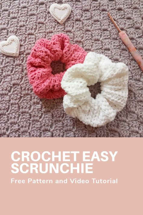 Crochet this beautiful and easy crochet scrunchie. The free pattern and video tutorial can be found on my blog and YouTube channel (Selina Veronique Crochet). This simple crochet scrunchie project is quick and easy, perfect for beginners. #scrunchie #crochetscrunchie #diyscrunchie #easycrochet #beginnercrochet #scrunchie Scrunchie Pattern, Small Crochet Gifts, Crochet Project Free, Crochet Hairband, Chat Crochet, Quick Crochet Projects, Ge Bort, Crochet Headband Pattern, Crochet Easy