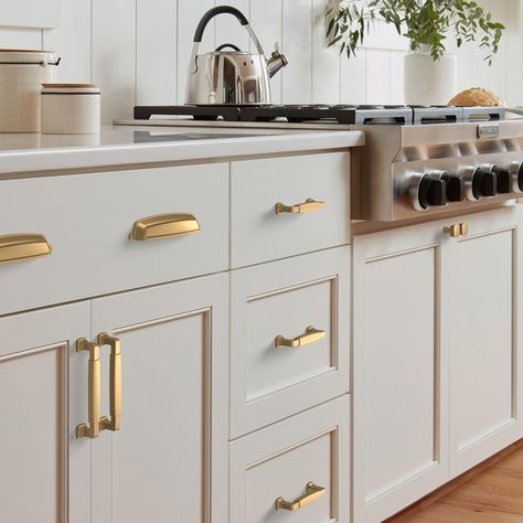 The Ultimate Guide on How to Choose Cabinet Hardware – MOMents with Karen Cabinet Hardware Size, Champagne Bronze Hardware, Cup Drawer Pulls, Cabinet Cup Pulls, Bronze Cabinet Pulls, Bronze Kitchen, Kitchen Pulls, Home Solutions, Gold Kitchen