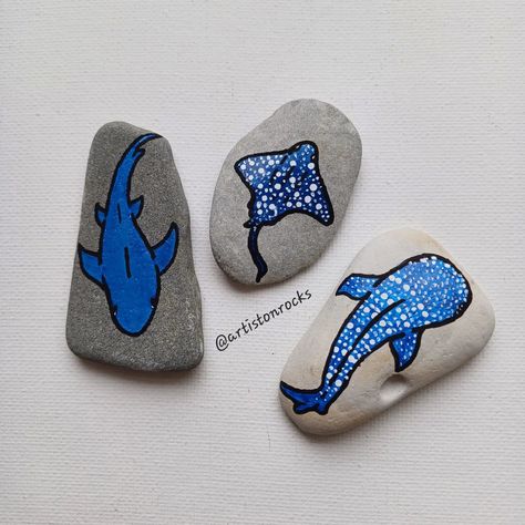 A shark, a stingray and a whale shark met at a bar... And I don't know what happened next🤔😂 . These rocks (and a LOT more) will be for sale at a yard sale this sunday and next saturday. Both events take place in Denmark, Svendborg - DM me for more info!☺️ . If you want a specific rock but don't live in Denmark - don't worry!🫶 Some are for sale on my Etsy (link in bio) If you have a specific one in mind, DM me and I'll reserve it for you🫶 . . If you read this far - congratulations!!🎉 Here's a... Things To Paint On A Rock, Rock Painting Inspiration, Whale Shark Craft, Ocean Rock Painting, Rock Painting Aesthetic, What To Paint On Rocks, Paint Rocks Ideas, Drawing On Rocks, Rock Painting Ideas Aesthetic