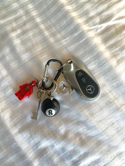 Cool Keychain Ideas, Lego Keychain Aesthetic, New Car Keys, Keys Aesthetic, Lego Keychain, Travel Backpack Essentials, Chains Aesthetic, Cool Keychains, Ballet Bag