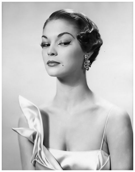 Jean Patchett beauty photograph showing make-up and coiffure, New York, 1949 © Erwin Blumenfeld Jean Patchett, Erwin Blumenfeld, 1950s Models, Model Jeans, Ellen Von Unwerth, Peter Lindbergh, Mario Testino, Richard Avedon, Vintage Fashion Photography