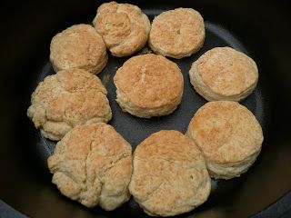 Campfire Dutch Oven Buttermilk Biscuits. Gluten Free Buttermilk Biscuits, Southern Buttermilk Biscuits, Drop Biscuits Recipe, Homemade Buttermilk Biscuits, Southern Biscuits, Buttermilk Biscuits Recipe, Biscuit Sandwich, Drop Biscuits, Biscuits Easy