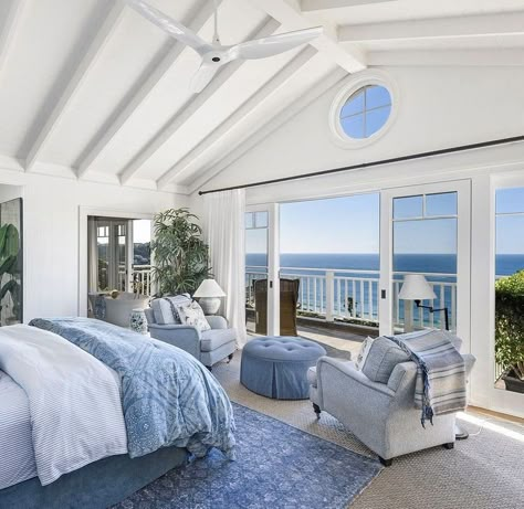 Coastal Granddaughter House Interior, Bedroom Overlooking Ocean, Beach House Master Room, Hamptons House Bedroom, Luxury Beach House Living Room, Summer House Bedroom Ideas, Luxury Beach House Bedroom, Coastal Houses Interior, Coastal Beach House Interiors Bedroom