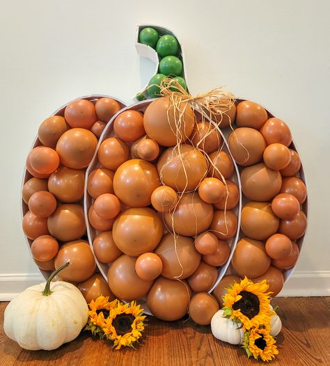 Enjoy this fun balloon mosaic! Perfect for your next fall gathering! Halloween Balloons Decorations, Pumpkin Birthday Parties, Fall Harvest Party, Fall Birthday Parties, Orange Balloons, Harvest Party, Pumpkin Birthday, Halloween Balloons, Fall Fest