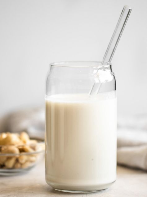 This cashew milk is one of the easiest nut milks to make, only needing 3 ingredients and a blender, that's it! It has a velvety, creamy texture and tastes delicious. Use it in smoothies, dressings, baked goods, and lattes. #cashewmilk #nutmilk #vegan #paleo #glutenfree #howtomakecashewmilk Diy Cashew Milk, Cashew Milk Recipe, Morning Green Smoothie, Fall Coffee Recipes, Homemade Cashew Milk, Black Dessert, Flat Belly Smoothie, Cup Of Milk, Nut Milk Bag