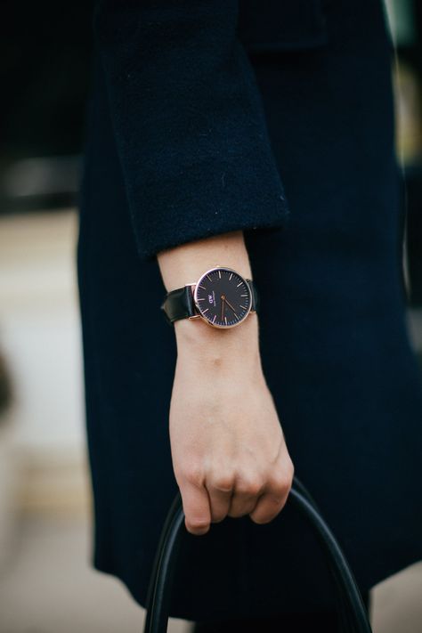 Black Watches Women, Black Watch Women's, Daniel Wellington Watch Women, Dw Watch, Watches Women Black, Fashion Classic Style, Pretty Watches, Best Watch Brands, Classy Watch