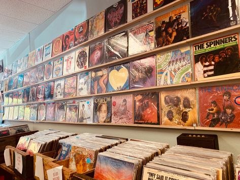 Music Aesthetic Horizontal, Record Store Pictures, Record Shopping Aesthetic, Vintage Record Store Aesthetic, Records Store Aesthetic, 80s Record Store Aesthetic, Frank Ocean Poster, Pottery Lighting, Vinyl Room