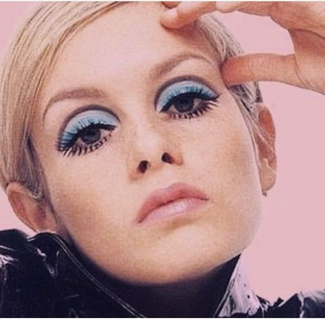 Get the look: Twiggy - Oh So Delightful Twiggy Aesthetic, Twiggy Makeup, Mod Aesthetic, 1960s Models, 60s Makeup, Cut Crease Eyeshadow, Makeup Tumblr, Swinging London, Empire Waistline