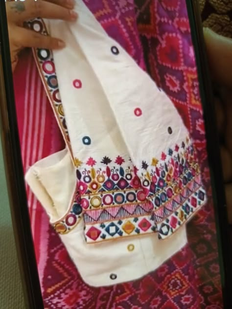 Latest Kutch Work Blouse Designs, Blawuj Dijain New, Bavariya Work Design Blouse, Gamthi Work Blouses, Kuch Work Blouse Designs, Gamthi Blouse Designs, Patola Blouse Design Work, Sadu Work Blouse, Kutch Work Designs Blouses