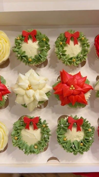 Xmas Cupcakes Ideas, Xmas Cupcake Ideas, Poinsettia Cupcakes, Holiday Cupcakes Christmas, Christmas Cupcake Ideas, Christmas Themed Desserts, Homemade Christmas Cake, Holiday Deserts, Easy Christmas Cupcakes