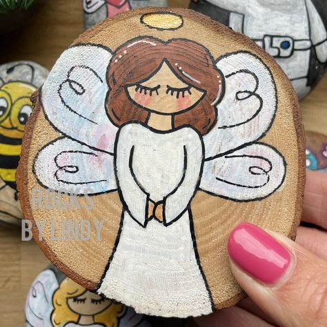 Rocks by Lindy 🇳🇱 on Instagram: “Tried something different... Drawing and painting on a wood slice! 🤍 It was a bit more work: the wood needed 3 layers of paint, because it…” Angel Painted Rocks, Ornament Painting, Scrap Wood Projects, Drawing And Painting, Angel Painting, Wood Slice Ornament, Rock Painting Designs, Guardian Angels, Rock Painting Art