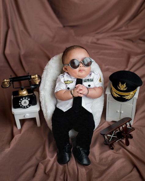 Pilot Photoshoot, Creative Monthly Baby Photos, Monthly Baby Photos Boy, Pilot Baby, 7 Month Baby, Baby Boy Newborn Pictures, Foto Newborn, Monthly Baby Pictures, Newborn Photography Boy