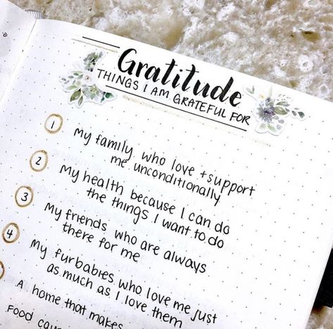 How to Create a Gratitude Journal That Actually Works | Suzie Speaks Bujo Gratitude Page, Gratitude Journal Layout Ideas, Gratitude Journal Page Ideas, Graditute Journals Diy, Gratitude List Aesthetic, Gratitude Journal Ideas Aesthetic, Journal Gratitude Ideas, Thankful Journal Ideas, Gratitude Journal Page