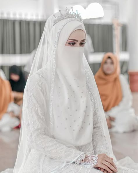 Muslim Wedding Dress Hijab Bride, Niqabi Bride, Muslim Wedding Hijab, Hijabi Wedding, Wedding Hijab Styles, Bridal Hijab Styles, Muslim Wedding Gown, Baju Kahwin, Hijabi Brides