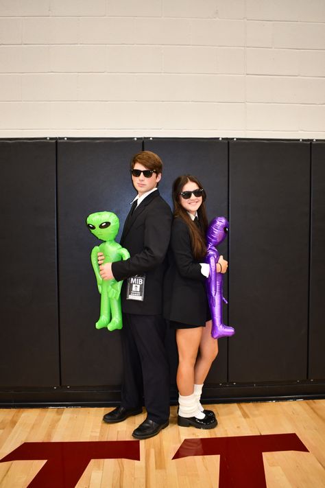 Lowkey Couples Costumes, Men In Black Vs Aliens Spirit Week, Men In Black Spirit Day, Men In Black Costume Couple, Black Guy Halloween Costumes, Guy And Girl Halloween Costumes, Men In Black Couples Costume, Men In Black Costumes, Man In Black Costume