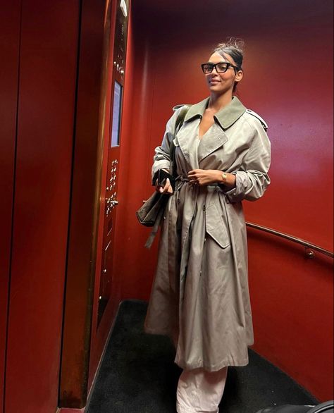 Girls Wearing Glasses, Elevator Pictures, Sandra Shehab, Steet Style, City Outfits, Updo Hairstyles, Wearing Glasses, Girls With Glasses, Swaggy Outfits