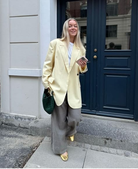 Yellow Jacket Outfit, Yellow Blazer Outfit, Row Aesthetic, Simple Work Outfits, Summer Fashion Accessories, Yellow Blazer, Yellow Outfit, Butter Yellow, Gray Pants