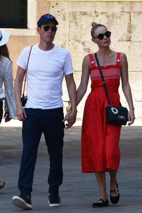 Style alert - Kate Bosworth rocking red Miu Miu in Venice Kate Bosworth Style, Celebrity Style Icons, Couple Style, Kate Bosworth, Celebrity Street Style, Fashion Couple, Style Crush, Only Fashion, Celebrity Fashion