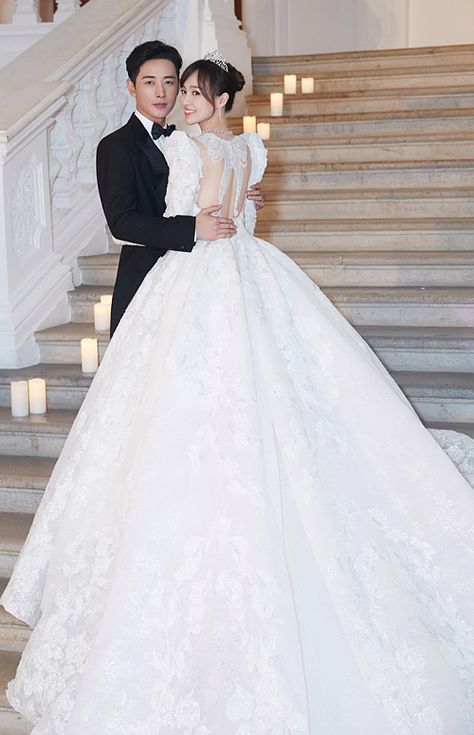 [Updated] Tiffany Tang and Luo Jin’s Dreamy Wedding Photos | JayneStars.com Luo Jin, Princess Weiyoung, Fluffy Wedding Dress, Tiffany Tang, Foto Wedding, Princess Bridal, Rehearsal Dinner Dresses, Korean Wedding, Romantic Wedding Photos