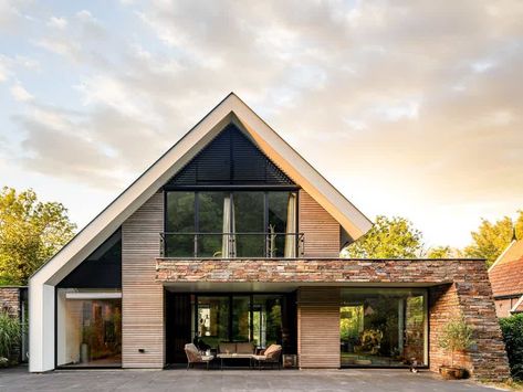 Projecten | BAAS architecten Bungalow Conversion, Gable Roof House, Gable Roof Design, Flat House, Gable House, Beach House Living Room, Facade Architecture Design, Modern Bungalow House, Modern Barn House