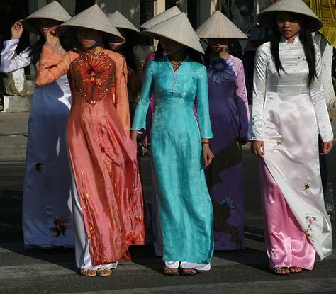 I love Ao Dai.... Vietnamese Traditional Clothing, Vietnamese Clothing, Beautiful Vietnam, Vietnam Fashion, New Architecture, Vietnamese Traditional Dress, Vietnamese Dress, National Dress, We Are The World