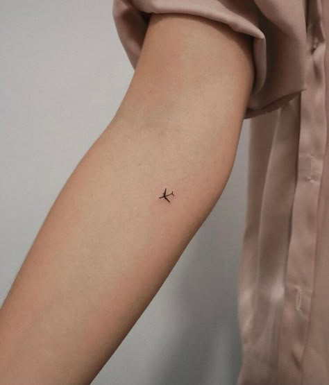 Mini Tats Meaningful, Tiny Airplane Tattoo Simple, Tattoo Mini Cute Simple, Mini Women Tattoos, Aesthetic Mini Tattoo Ideas, Cute Mini Tattoos Aesthetic, Dash Tattoo Live Your, Best Tiny Tattoos, Dainty Squirrel Tattoo